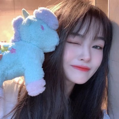 戴流苏耳环的少女